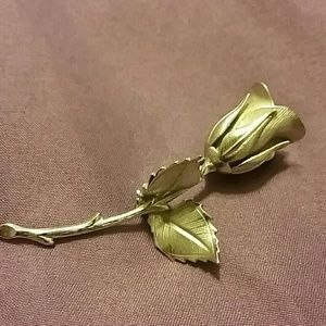 Rose shape brooch